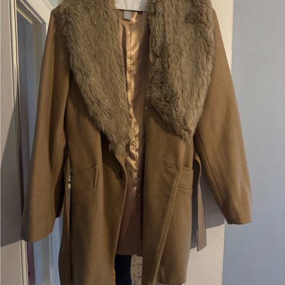 Old Navy Jackets & Blazers - Old Navy Tan Trench Coat with Faux Fur Collar